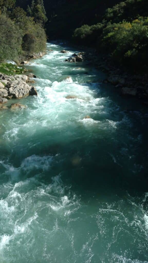 rio de aguas verdes turquesa